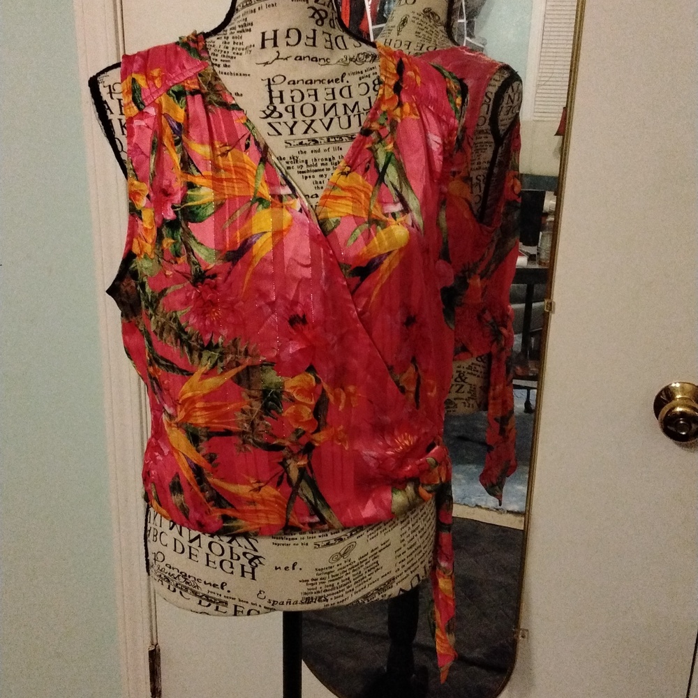 Women's pink floral top by cupcakes and cashmere size M NWT